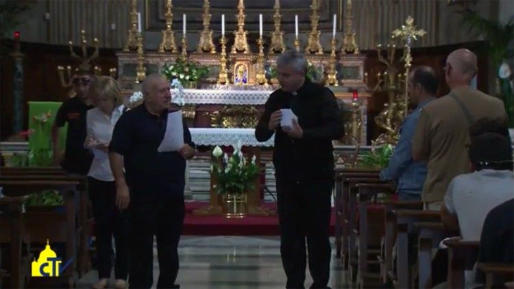  Don Pietro e l'allora monsignor Krajewsky nella basilica di Sant'Eustachio con i poveri