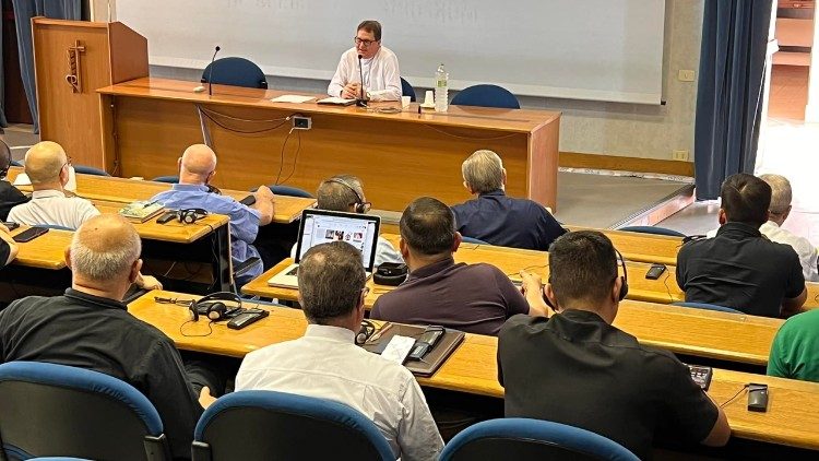 Dom Angelo Mezzari ao guiar o retiro