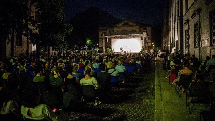 Il grande schermo di uno spettacolo all'aperto illumina pubblico e città nel Lecco Film Fest 2021. Foto Karen di Paola