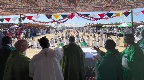 Cardinal Parolin in Bentiu: 'Unacceptable to live this way in today's world'