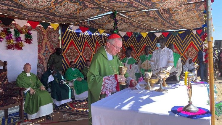 Kardinál Pietro Parolin v táboře pro vysídlené osoby v Bentiu
