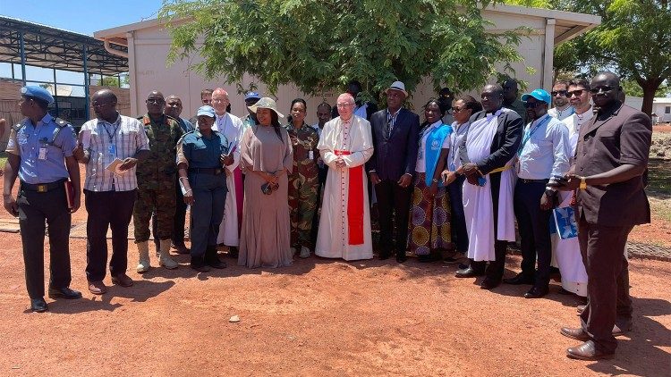 Cardinal Parolin with representatives from the UNHCR