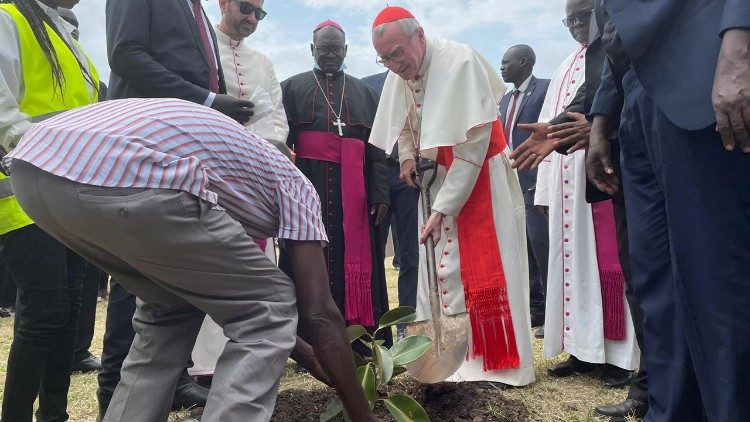 Dzięki wizycie kard. Parolina Sudańczycy zrozumieli, że Kościół jest z nimi