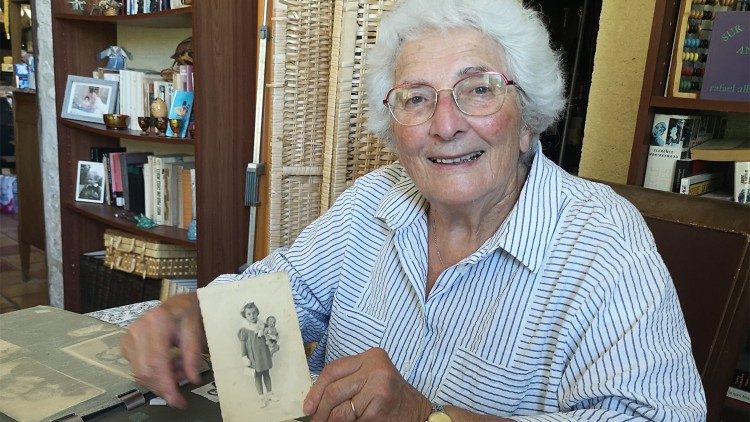 Irène Sapir, survivante de la rafle du Vel d'Hiv, à son domicile dans la ville de Bergerac, en France, le 15 juillet 2022. 