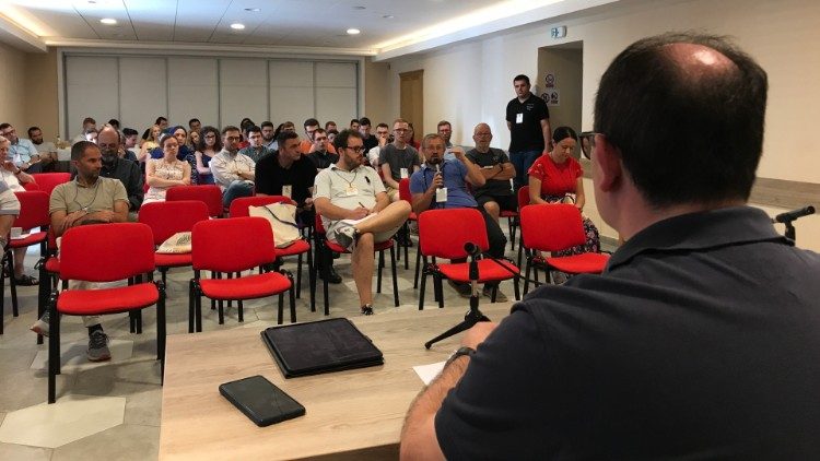 Un momento del dibattito dopo la lezione del teologo Branko Muric