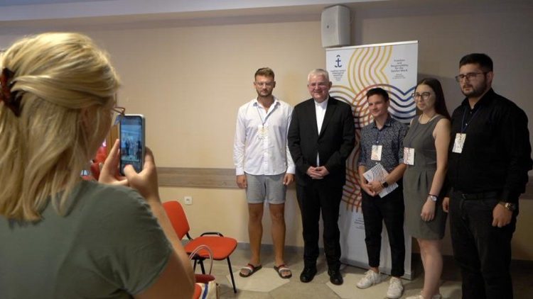 L'arcivescovo Uzinic con alcuni studenti di teologia protagonisti degli Incontri Teologici del Mediterraneo