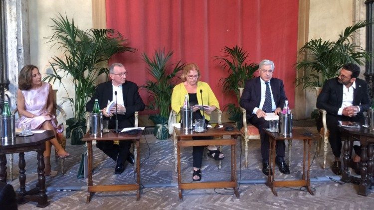 Cardinal Pietro Parolin at the presentation of the book by Fausta Speranza