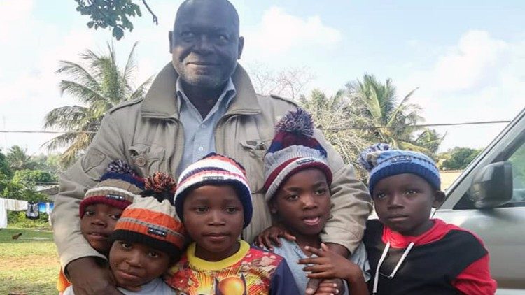 Augusto, ein lokaler Helfer, mit Straßenkindern