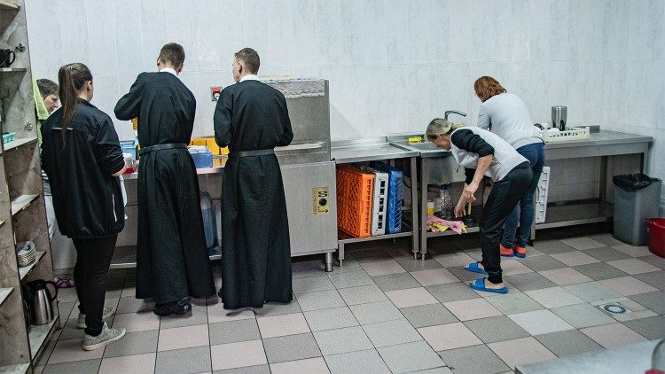 Accueil de réfugiés ukrainiens par les pères basiliens de Briukhovychi le 14 juillet 2022