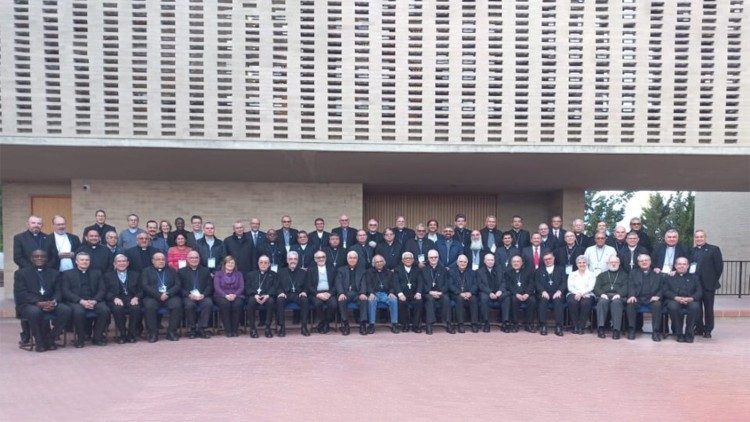 Foto ricordo a conclusione dell'assemblea straordinaria del  Celam