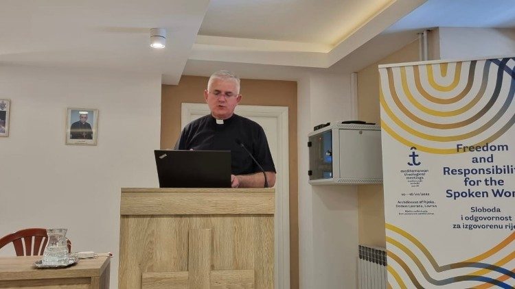 Ein Vortrag von Erzbischof-Koadiutor Uzinić bei den Arbeiten