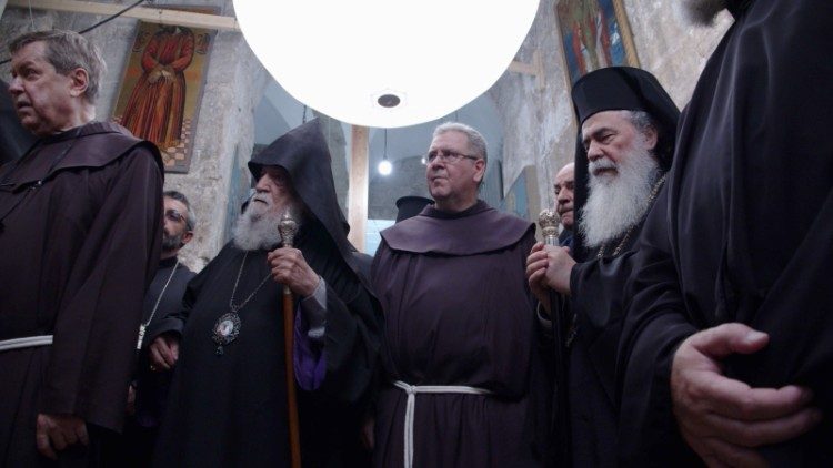 Patriarca grego-ortodoxo de Jerusalém, Teófilo III, Fr. Francesco Patton, Custódio da Terra Santa, o representante do Patriarcado Armênio, Sevan Gharibian, Fr. Dobromir Jasztal, responsável pelo projeto 