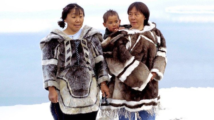Due donne e un bambino della popolazione Inuit. (Ansgar Walk, CC BY-SA 3.0 <http://creativecommons.org/licenses/by-sa/3.0/>, via Wikimedia Commons)