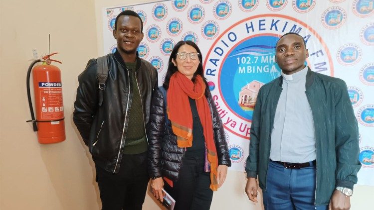 Isaac Atchikiti and Maria Chiara de Lorenzo of SIGNIS Services Rome, being shown around Mbinga’s Hekima Radio.