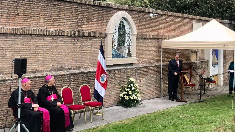 Mosaico de Nuestra Señora de los Ángeles, conocida como “la Negrita”, en el Bastión del Maestro de los Jardines Vaticanos