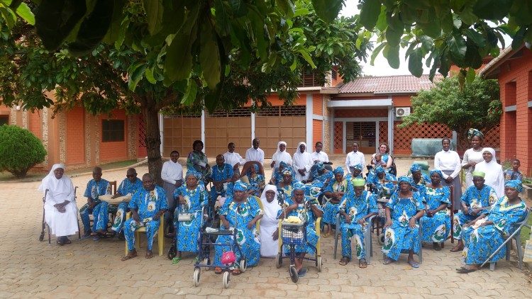 Le religiose con gli ospiti della casa