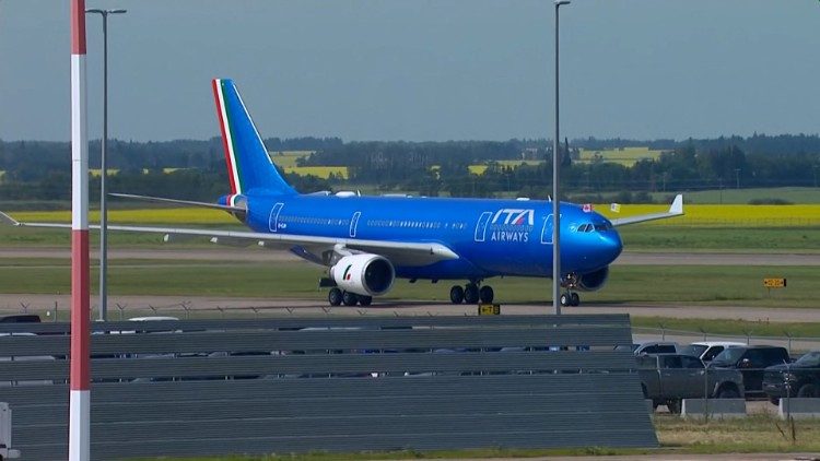 L'aereo papale atterrato all'aeroporto alle 11.09 locali