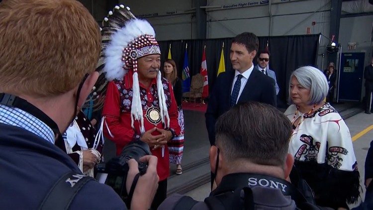 L'attesa del Papa all'aeroporto a Edmonton