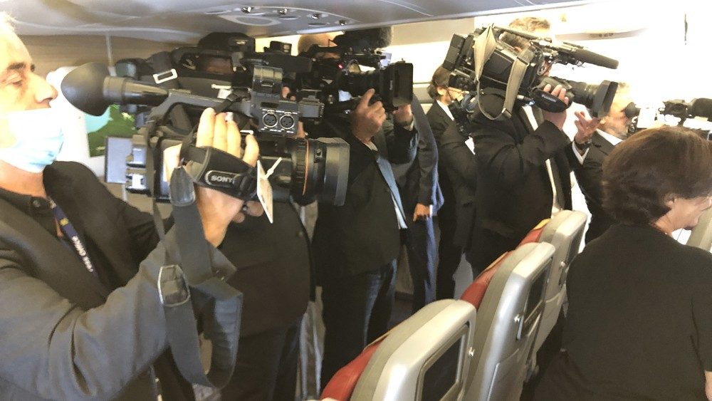 Nesta viagem, são cerca de 80 os jornalistas presentes no voo papal