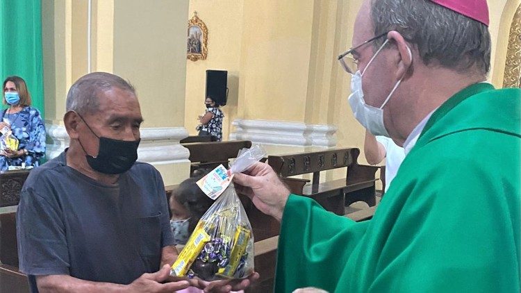 En Catedral de Comayagua se entregó un detalle a los ancianos