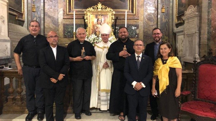 La delegación que estuvo presente en el rito de bendición de la imagen