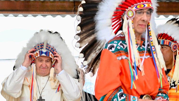 Një nga çastet e takimit të Papës me popullsitë indigjene të Kanadasë (Maskwacis)