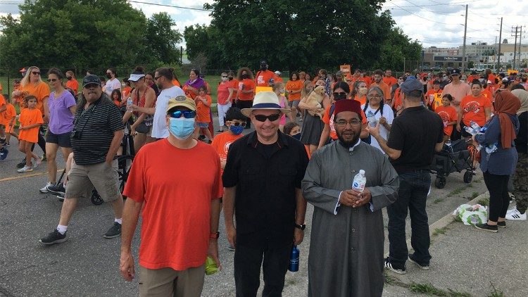 Ks. Łukasz Kopaniak (w środku) na marszu solidarności z uczniami szkół rezydencjalnych 