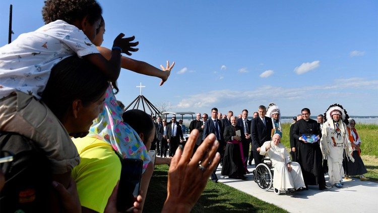 Pápež kropí veriacich