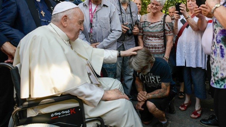 El Papa bendijo y saludó con afecto a las personas que fueron a su encuentro. (Vatican Media)