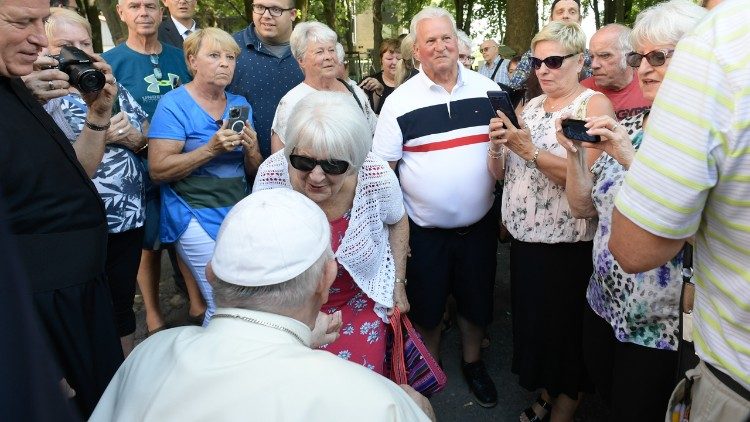 Setkání papeže s hosty v centru Fraternité St Alphonse