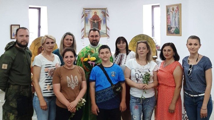 Fiéis junto com o sacerdote