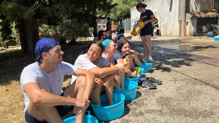Momento di riposo dopo il cammino per i giovani della Marcia francescana dell'Umbria