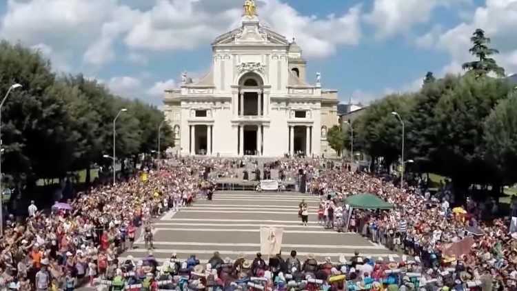 L'arrivo dei marciatori sulla piazza della Porziuncola ad Assisi