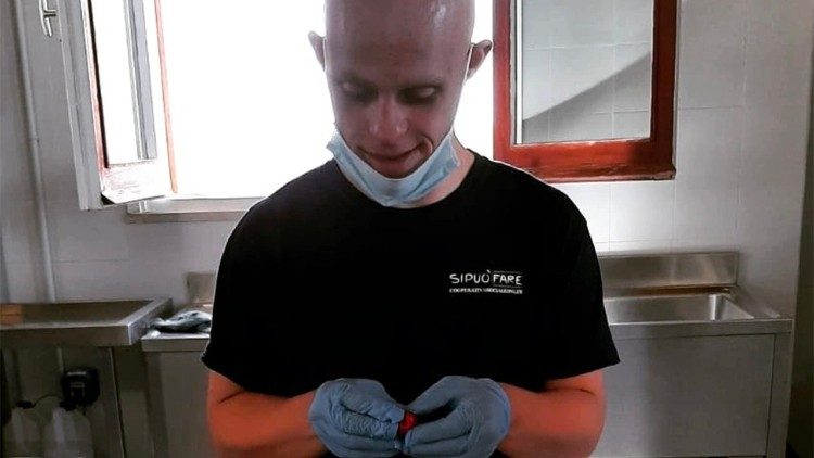 Un ragazzo della cooperativa al lavoro