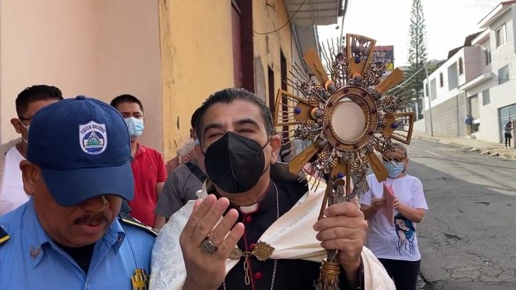 La policía nicaragüense impide la entrada del arzobispo de Matagalpa, Rolando Álvarez a la Curia