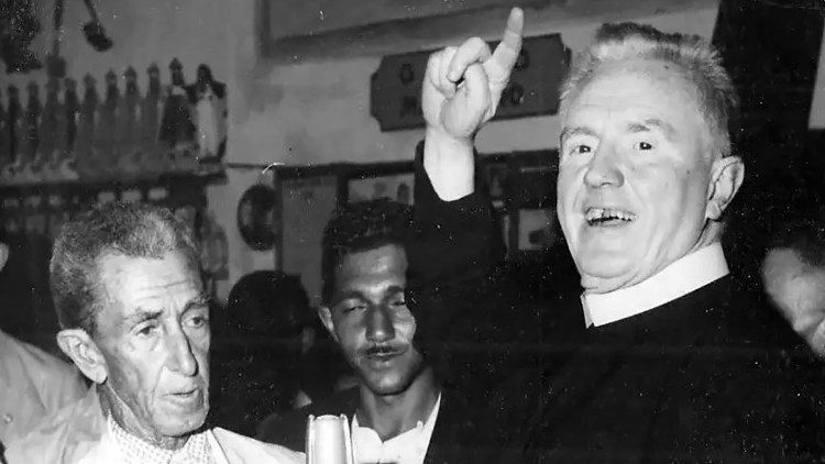 Padre Vítor Coelho com romeiros