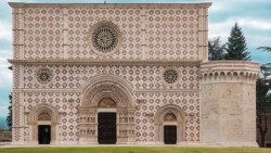 facciata-della-basilica-di-Santa-Maria-di-Collemaggio-LAquila.jpg