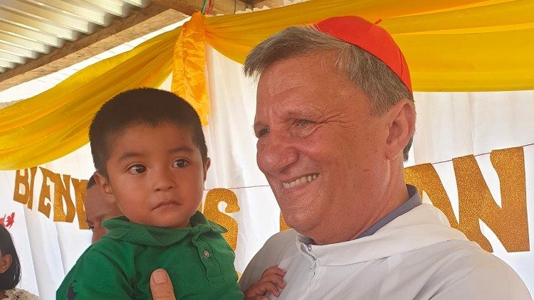 El purpurado con un niño maya