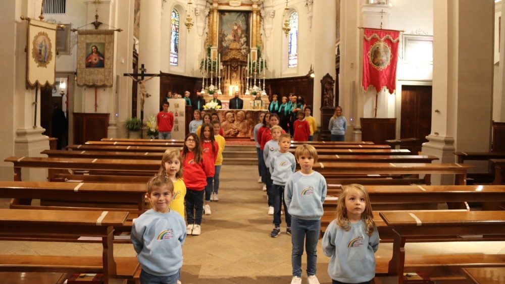 I piccoli cantori del Coro Arcobaleno di Limana e la Corale di Limana nella chiesa di San Giovanni Battista a Canale d'Agordo dove Albino Luciani è stato battezzato