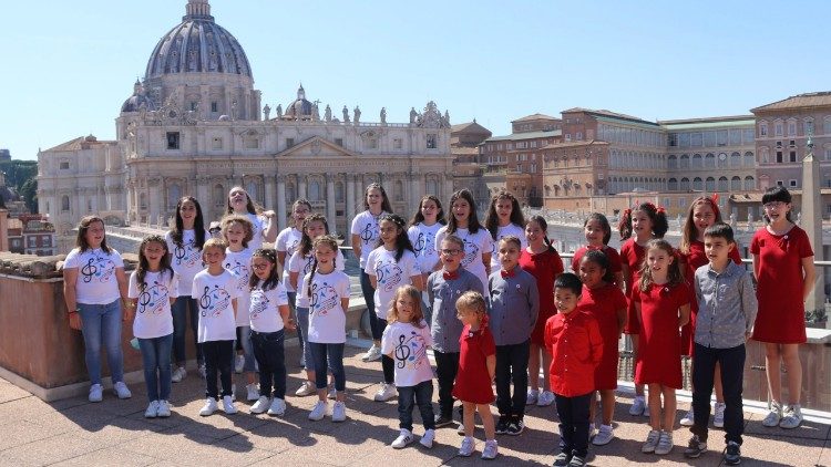 Il piccolo coro di Limana canta davanti a Piazza San Pietro 