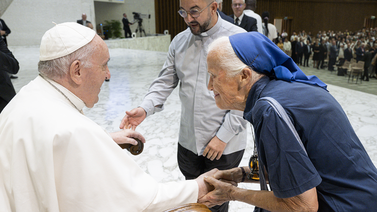 sestra Genevieve Jeanningros a otec Andrea Conocchia při papežské audienci