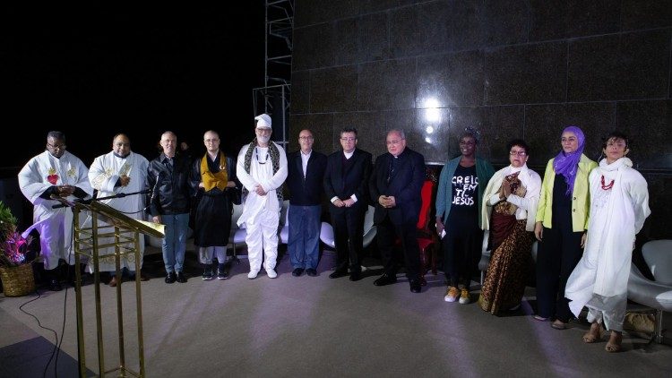 Asistentes al lanzamiento de la campaña "#Paracadauma"