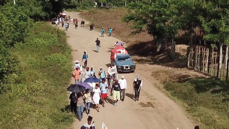 Una vista aérea de la peregrinación hasta Higüey. (Gentileza de la Basílica de la Altagracia)