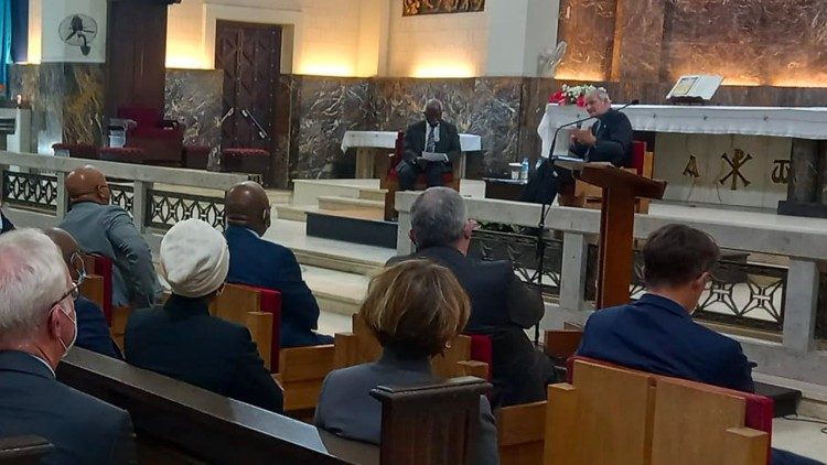 ard. Dom Matteo Zuppi durante a conferência de imprensa na catedral de Maputo (Moçambique)