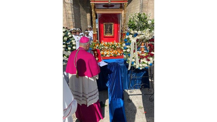 Dom Edgar Peña Parra com a Rosa d'oro, presente do Papa Francisco para Nossa Senhora de Altagracia