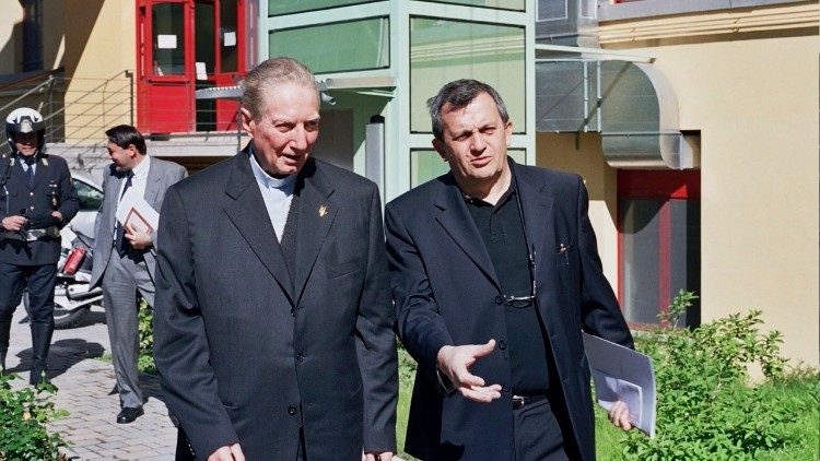 Il cardinal Martini e don Colmegna nella Casa della Carità a Milano