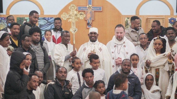 El padre Nikodemus junto a los fieles