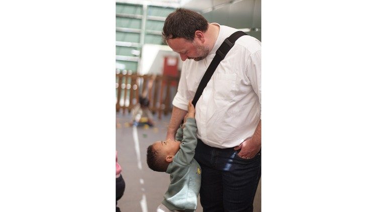 P. Nikodemus im Kindergarten