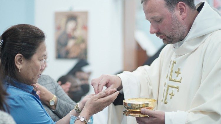 Pater NIkodemus feiert Hl. Messe mit seiner Migrantengemeinde