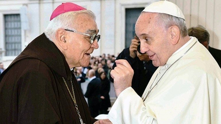O registro do encontro do bispo emérito de Uruguaiana com o Papa Francisco no Vaticano, em 2014